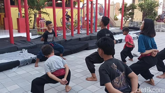 Kelompok Barongsai Tripusaka Solo sedang menggelar latihan, Minggu (15/1/2023).
