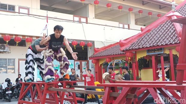 Kelompok Barongsai Tripusaka Solo sedang menggelar latihan, Minggu (15/1/2023).