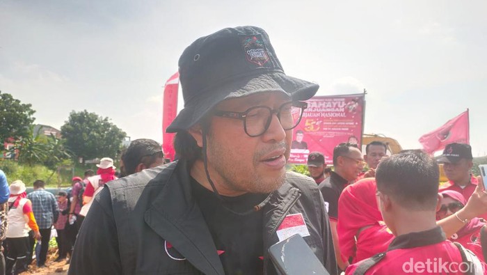 Ketua DPD PDIP Jawa Barat Ono Surono saat menghadiri acara menanam pohon PDIP di Bekasi, Jawa Barat, Minggu (15/1/2023).