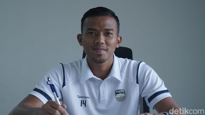 Kiper Persib Bandung Teja Paku Alam