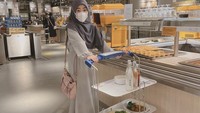 Momen kulinet Larissa lainnya di IKEA. Ia menuliskan keterangan, IKEA date. Selebgram ini tampak memesan Swedish meatball. Foto: Instagram @larissachou