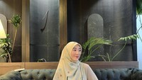 Wanita berusia 27 tahun ini sering terlihat nongkrong di kafe bersama temannya. Salah satu momennya ketika menikmati es kopi susu dan kue red velvet. Foto: Instagram @larissachou