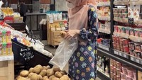 Sebagai seorang Ibu, Larissa juga kerap berbelanja keperluan dapur. Ini momennya ketika memilih kentang di salah satu supermarket. Foto: Instagram @larissachou