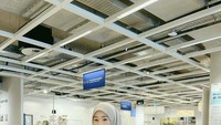 Larissa juga suka mengunjungi IKEA untuk kulineran. Salah satunya untuk membeli es krim vanilla yang hits itu. Foto: Instagram @larissachou
