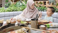Larissa Chou juga kerap makan di restoran. Bersama sang anak, Larissa tampak menikmati hot pot dengan irisan daging lezat. Foto: Instagram @larissachou