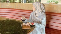 Momen Larissa ketika nongkrong cantik di kafe. Ia tampak menikmati teh di sore hari. Foto: Instagram @larissachou