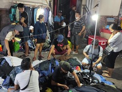 Lokasi pedagang pakaian bekas di Pasar Badung berada di sebelah timur gedung utama pasar. detikBali ke lokasi sekitar pukul 19.37 Wita dan lokasi sudah dipadati oleh warga yang mencari pakaian bekas. (I Wayan Sui Suadnyana/detikBali)