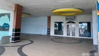 Beberapa lampu di dalam gedung juga tampak ada yang tidak berfungsi normal yang kedap-kedip sehingga menimbulkan nuansa horor yang kuat. (Kartika Sari/detikSumut)