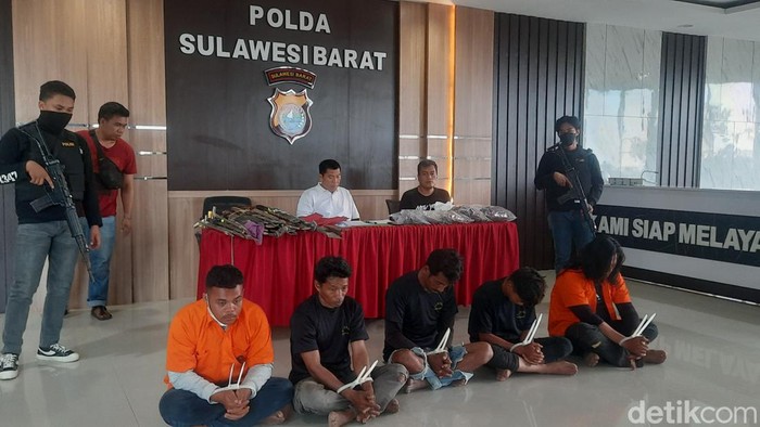 Polisi menetapkan 7 orang tersangka dalam bentrok maut sengketa lahan sawit di Kabupaten Mamuju Tengah (Mateng), Sulawesi Barat (Sulbar).