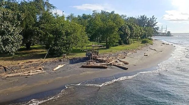 Markas atau tempat berkumpul anak logam Pelabuhan Gilimanuk, Selasa (10/1/2023). (Foto: I Putu Adi Budiastrawan/detikBali)