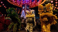 Kemeriahan semakin terasa dengan hadirnya atraksi barongsai, reog ponorogo, dan kesenian Jawa lainnya.