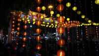 Festival ini dihiasi oleh ratusan lampion.