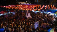 Sejumlah warga Solo berantusias untuk mengikuti acara Festival Grebeg Sudiro di Solo, Jawa tengah, Sabtu (14/1/2023).