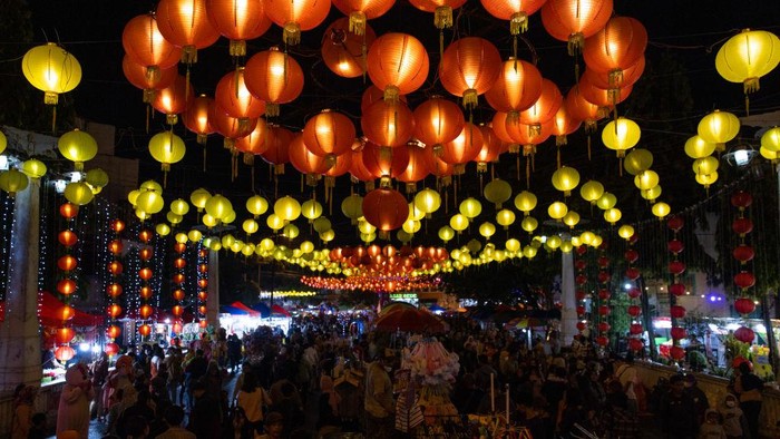 Melihat Kemeriahan Festival Grebeg Sudiro di Solo Grebeg Sudiro menjadi rangkaian perayaan Imlek di Solo, Jawa tengah. Festival ini kembali digelar setelah vakum 2 tahun akibat pandemi. Yuk lihat keseruannya.