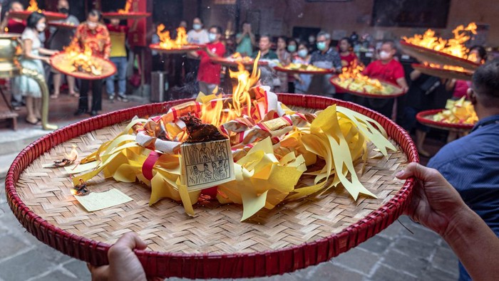 Melihat Prosesi Ritual San-Sin di Semarang Warga keturunan etnis Tionghoa memanjatkan doa seusai membakar kertas doa dalam ritual Sang Sin di Tempat Ibadah Umat Tridharma (TITD) Klenteng Tay Kak Sie di kawasan Pecinan Semarang, Jawa Tengah, Minggu (15/1/2023). Ritual tahunan di sejumlah klenteng di Semarang itu bermakna menaikkan Toa Pek Kong atau Dewa dari altar klenteng menuju kahyangan untuk menghadap Tuhan Yang Maha Esa sebelum dilaksanakannya pembersihan rupang atau patung Dewa dalam rangka menyambut Tahun Baru Imlek 2574. ANTARA FOTO/Aji Styawan/nym.