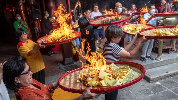 Warga keturunan etnis Tionghoa memanjatkan doa seusai membakar kertas doa dalam ritual Sang Sin di Tempat Ibadah Umat Tridharma (TITD) Klenteng Tay Kak Sie di kawasan Pecinan Semarang, Jawa Tengah, Minggu (15/1/2023). Ritual tahunan di sejumlah klenteng di Semarang itu bermakna menaikkan Toa Pek Kong atau Dewa dari altar klenteng menuju kahyangan untuk menghadap Tuhan Yang Maha Esa sebelum dilaksanakannya pembersihan rupang atau patung Dewa dalam rangka menyambut Tahun Baru Imlek 2574. ANTARA FOTO/Aji Styawan/nym.