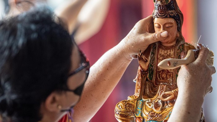 Melihat Tradisi Bersihkan Patung Dewa Jelang Perayaan Imlek di Palembang Warga keturunan Tionghoa membersihkan patung atau rupang dewa dan dewi di Klenteng Tri Dharma Chandra Nadi (Soei Goeat Kiang) Palembang, Sumatera Selatan, Minggu (15/1/2023). Tradisi tersebut dilakukan setiap tahun untuk menyambut perayaan Tahun Baru Imlek 2574 yang jatuh pada Minggu 22 Januari 2023 mendatang.ANTARA FOTO/Nova Wahyudi/nz