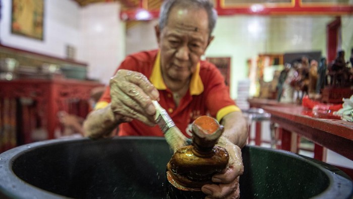 Warga keturunan Tionghoa membersihkan patung atau rupang dewa dan dewi di Klenteng Tri Dharma Chandra Nadi (Soei Goeat Kiang) Palembang, Sumatera Selatan, Minggu (15/1/2023). Tradisi tersebut dilakukan setiap tahun untuk menyambut perayaan Tahun Baru Imlek 2574 yang jatuh pada Minggu 22 Januari 2023 mendatang.ANTARA FOTO/Nova Wahyudi/nz