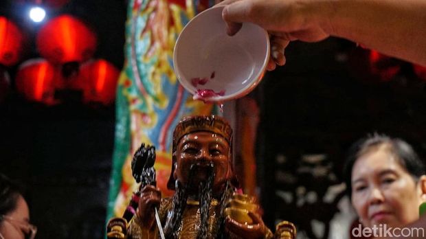 membersihkan rupang di kelenteng cokro