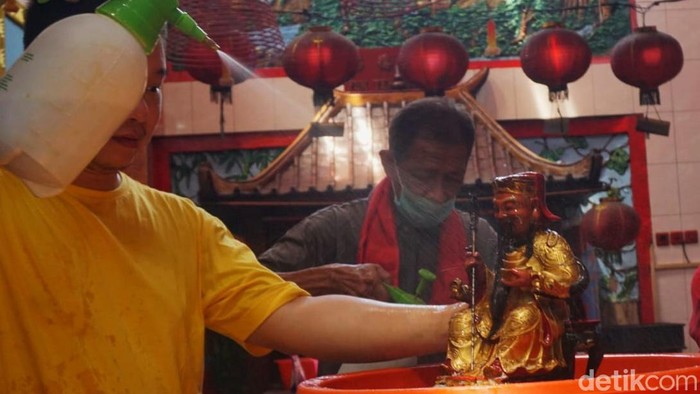 membersihkan rupang di kelenteng cokro