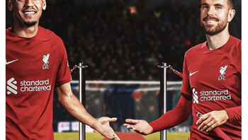 Lini tengah Liverpool sekan mempersilakan semua lawan membobol gawang. Foto: Twitter