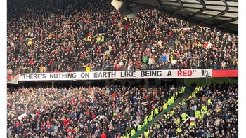 Para fans yang hadir langsung di Old Trafford tentu sangat gembira melihat penampilan tim kesayangannya bisa membekuk tetangga satu kota yang berisik. Foto: Twitter