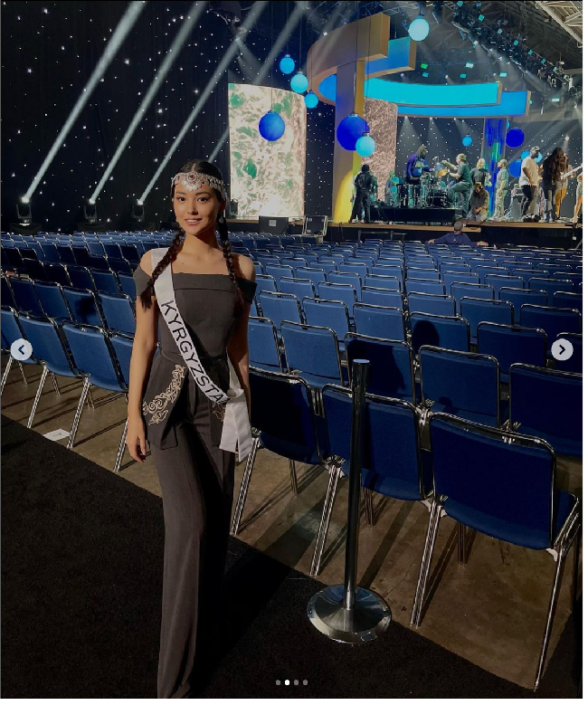 Usai diserbu kritikan, organisasi Miss Universe menyampaikan permintaan maaf pada Altynai Botoyarova. Miss Universe bangga menjadi organisasi yang memberi wanita wadah untuk mengekspos budaya mereka kepada dunia. Dengan semangat itu, tim kami memberikan permintaan maaf untuk Kirgistan karena gagal menyebut dengan benar nama negara di acara Preliminary baru-baru ini di New Orleans. Tim kami berjanji untuk melakukan yang lebih baik, tulisnya di Instagram. Foto: Dok. Instagram, Getty Images