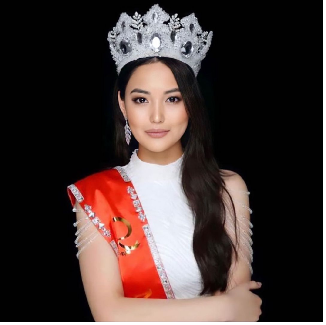 Nama Altynai Botoyarova berasal dari bahasa Kyrgzy yang artinya Golden Moon atau Bulan Emas.  Foto: Dok. Instagram, Getty Images