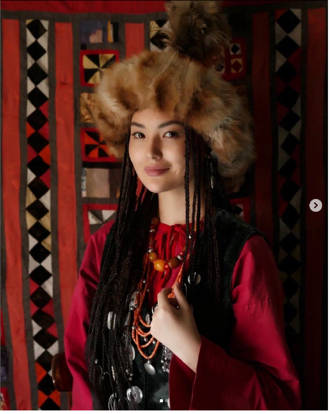 Kontes kecantikan bukan hal baru bagi Altynai Botoyarova. Dia sudah berkompetisi di dunia kontes kecantikan sejak usia lima tahun. Dia pernah meraih gelar Mini Miss Fashion 2010. Foto: Dok. Instagram, Getty Images