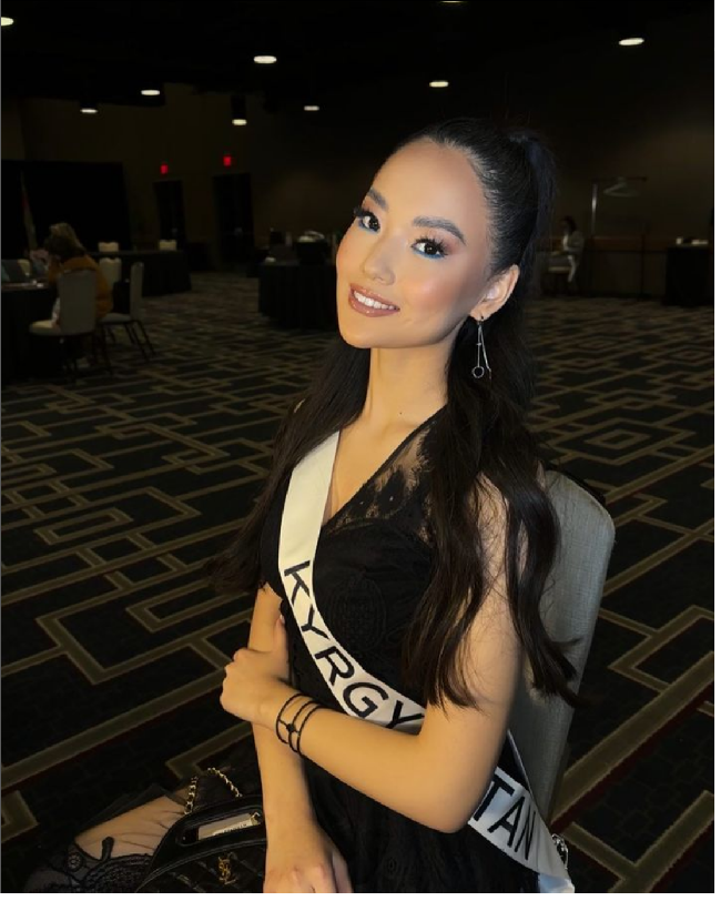 Keikutsertaan Altynai Botoyarova menandai kembalinya Kirgizstan ke ajang Miss Universe. Sebelumnya Kirgizstan absen selama empa tahun dalam ajang Miss Universe.Altynai menjadi wanita kedua asal Kirgizstan yang mengikuti Miss Universe. Foto: Dok. Instagram, Getty Images