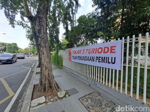 Spanduk Tolak Perpanjangan Jabatan Presiden Terpampang di Musra XIII Jatim