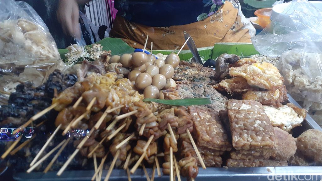 Nasi Pecel Mbok Sador Semarang, salah satu kuliner malam di Simpang Lima Semarang. Foto diambil Minggu (15/1/2023).
