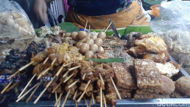 Nasi Pecel Mbok Sador Semarang, salah satu kuliner malam di Simpang Lima Semarang. Foto diambil Minggu (15/1/2023).