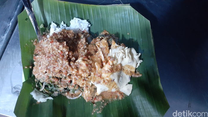 Nasi Pecel Mbok Sador Semarang, salah satu kuliner malam di Simpang Lima Semarang. Foto diambil Minggu (15/1/2023).