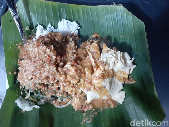 Nasi Pecel Mbok Sador Semarang, salah satu kuliner malam di Simpang Lima Semarang. Foto diambil Minggu (15/1/2023).