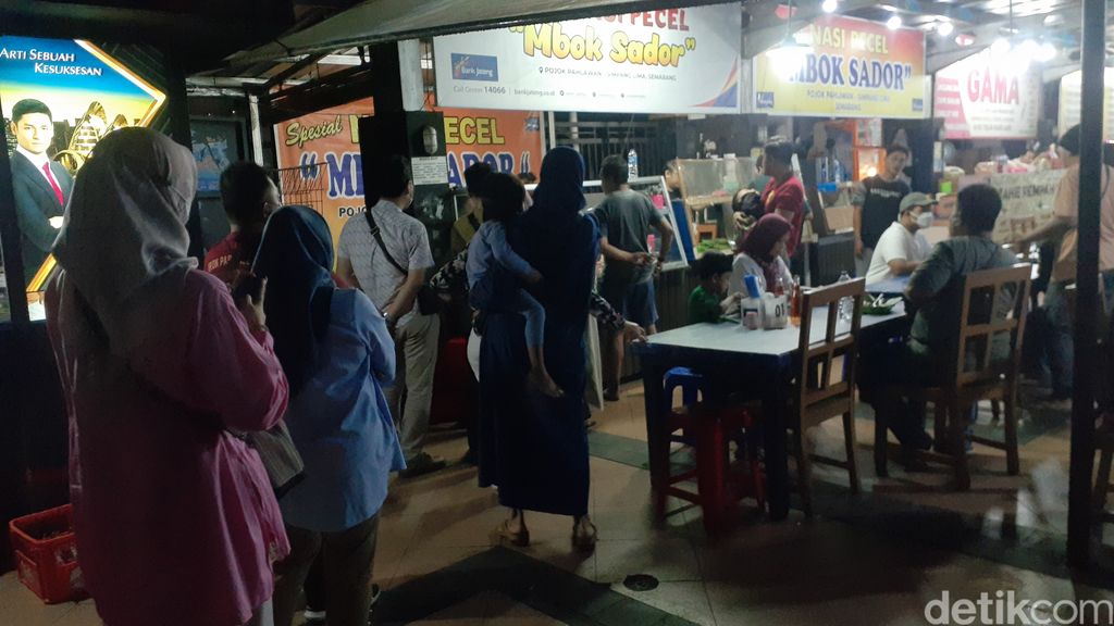 Nasi Pecel Mbok Sador Semarang, salah satu kuliner malam di Simpang Lima Semarang. Foto diambil Minggu (15/1/2023).