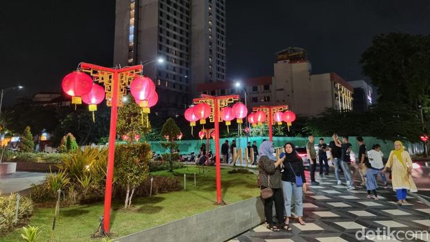 Ornamen Imlek yang menghiasi Kota Pahlawan