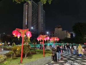 Gemerlap Warna-warni Ornamen Imlek Hiasi Jalanan Kota Pahlawan