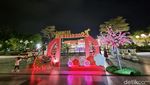 Gemerlap Warna-warni Ornamen Imlek Hiasi Jalanan Kota Pahlawan