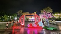 Ornamen Imlek yang juga terpasang di Jalan Panglima Sudirman, Jalan Tunjungan, hingga Jembatan Sawunggaling Surabaya menjadi perhatian warga yang hendak mengabadikan momen dengan berfoto bersama. (Foto: Esti Widiyana/detikJatim)