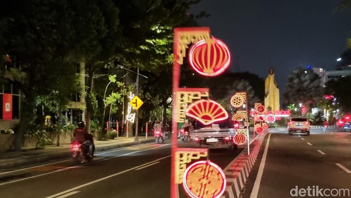 Ornamen Imlek yang menghiasi Kota Pahlawan