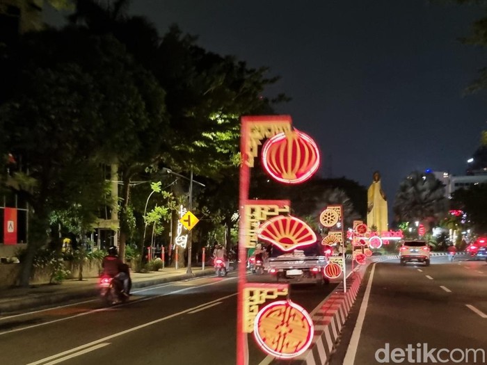 Ornamen Imlek yang menghiasi Kota Pahlawan