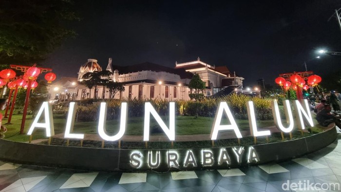 Ornamen Imlek yang menghiasi Kota Pahlawan Ornamen Imlek yang menghiasi Kota Pahlawan