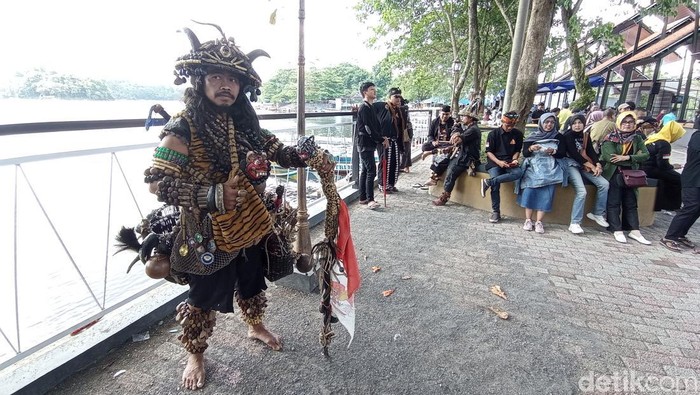 Yayan Kabayan dengan pakaian etnik alam Sunda yang dikenakannya.