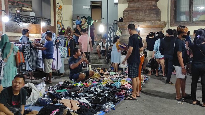 Pantauan detikBali di lokasi, masyarakat beramai-ramai di sana memilih pakaian sesuai selera masing-masing. Harga pakaian bahkan ada yang di harga Rp 5 ribu. Hal itu terdengar dari pedagang yang berteriak-teriak menawarkan barang dagangannya kepada calon pembeli. (I Wayan Sui Suadnyana/detikBali)