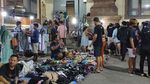 Potret Warga Berburu Baju Bekas di Pasar Badung Bali