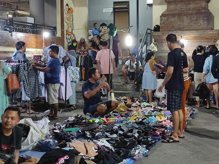 Pantauan detikBali di lokasi, masyarakat beramai-ramai di sana memilih pakaian sesuai selera masing-masing. Harga pakaian bahkan ada yang di harga Rp 5 ribu. Hal itu terdengar dari pedagang yang berteriak-teriak menawarkan barang dagangannya kepada calon pembeli. (I Wayan Sui Suadnyana/detikBali)