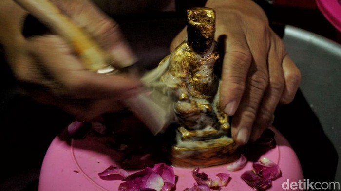 pembersihan rupang di kelenteng cokro