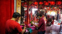 Memandikan rupang ini sudah menjadi tradisi di Kelenteng Cokro sebelum Imlek (Foto: Deny Prastyo)
