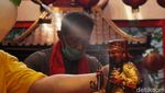 Melihat Tradisi Memandikan Rupang Dewa di Kelenteng Cokro Sebelum Imlek